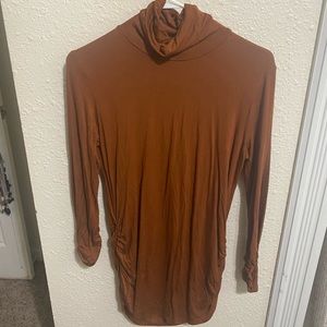 Long sleeve tunic with rouched sides.